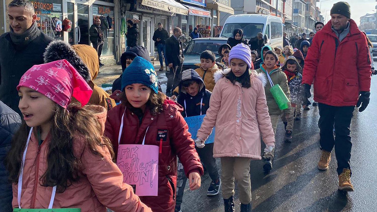 İlkokul öğrencilerinden sessiz çığlık eylemi