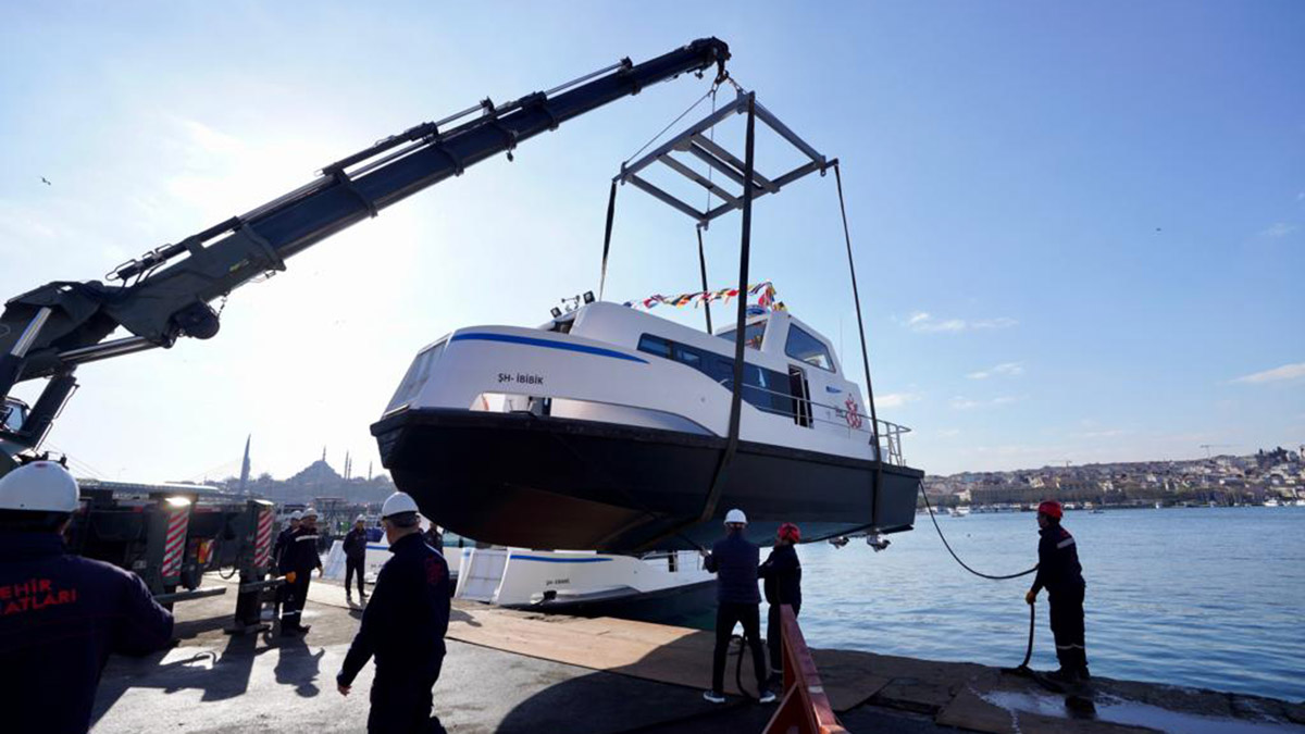 İBB Başkanı Ekrem İmamoğlu, "Sayın Cumhurbaşkanı'nın bu işin istinaftan dönmesinin şart olduğunu, bu işin doğru bir karar olmadığını çıkıp açıklamasını bekliyorum. Bunu yaparsa, kendine yakışanı yapmış olur" dedi.