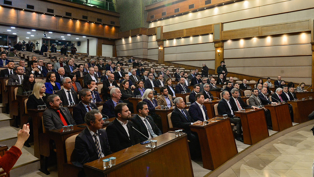 CHP İstanbul İl Başkanı Canan Kaftancıoğlu, il yönetimi, partinin İstanbul'daki 39 ilçe başkanı ve 14 belediye başkanı, hakkında yerel mahkemece hapis ve siyasi yasak kararı verilen İstanbul Büyükşehir Belediye (İBB) Başkanı Ekrem İmamoğlu'na destek ziyaretinde bulundu.