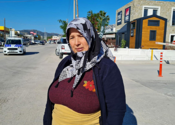 Çöp kamyonunun altında kaldı, son anda kurtuldu