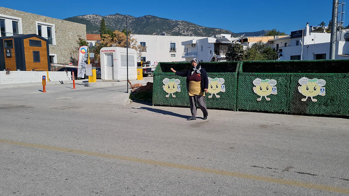 Çöp kamyonunun altında kaldı, son anda kurtuldu