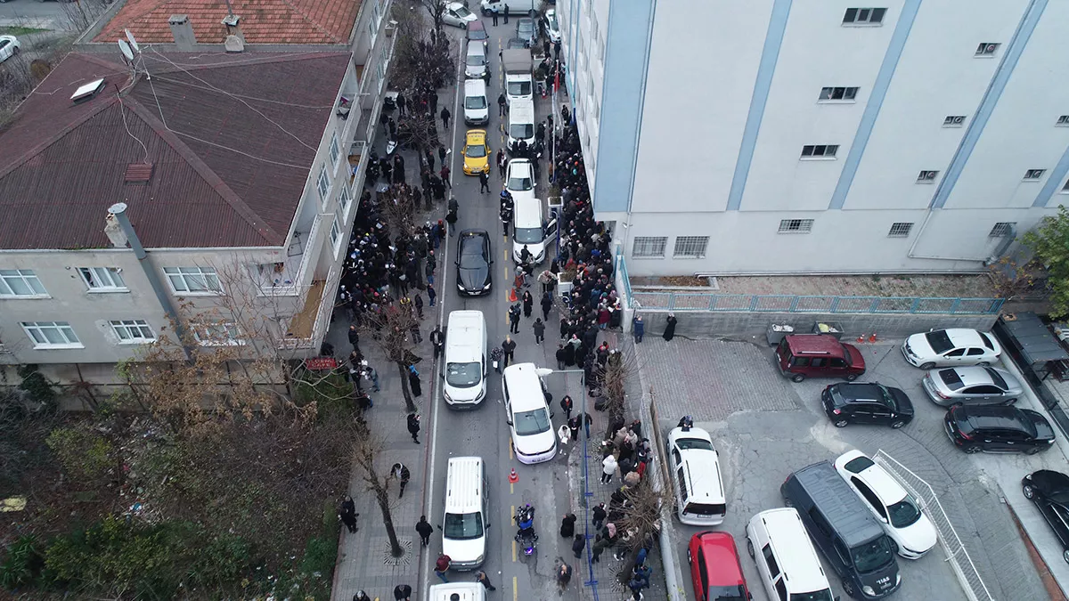 Eyt düzenlemesinin ikinci gününde i̇stanbul'da sgk müdürlükleri önünde yoğunluk yaşanıyor. Bağcılar'da metrelerce uzunluktaki kuyruk havadan görüntülendi.