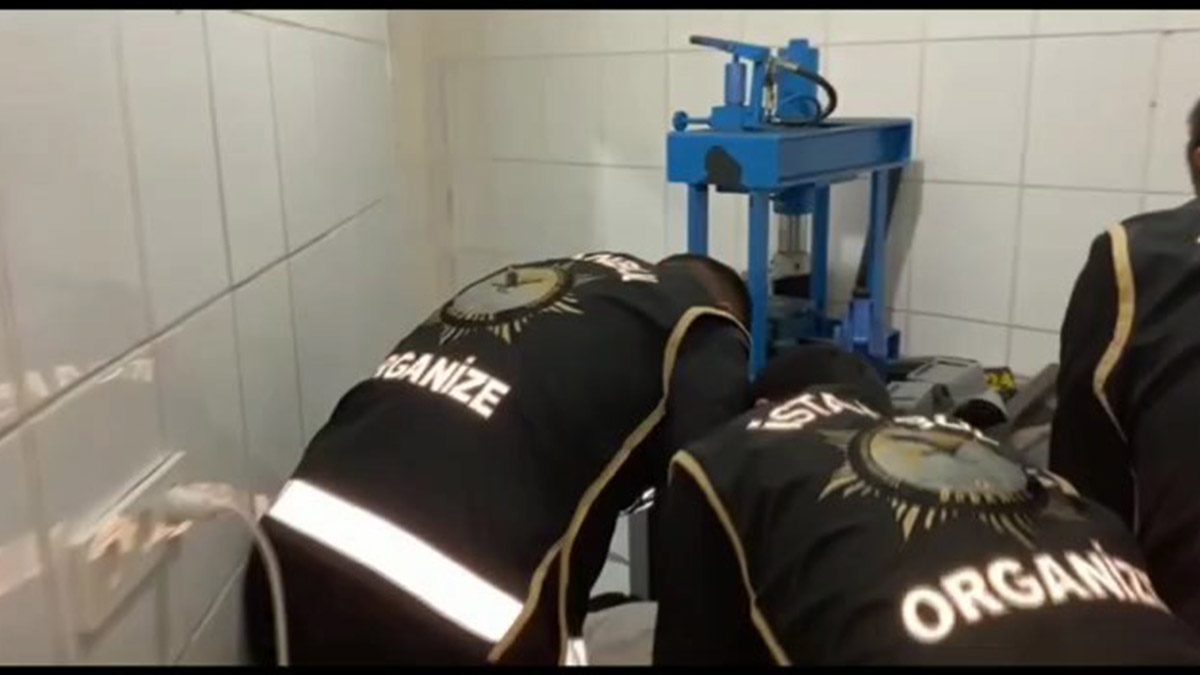 İstanbul'da suç örgütlerine silah temin eden 2 kişi tutuklandı