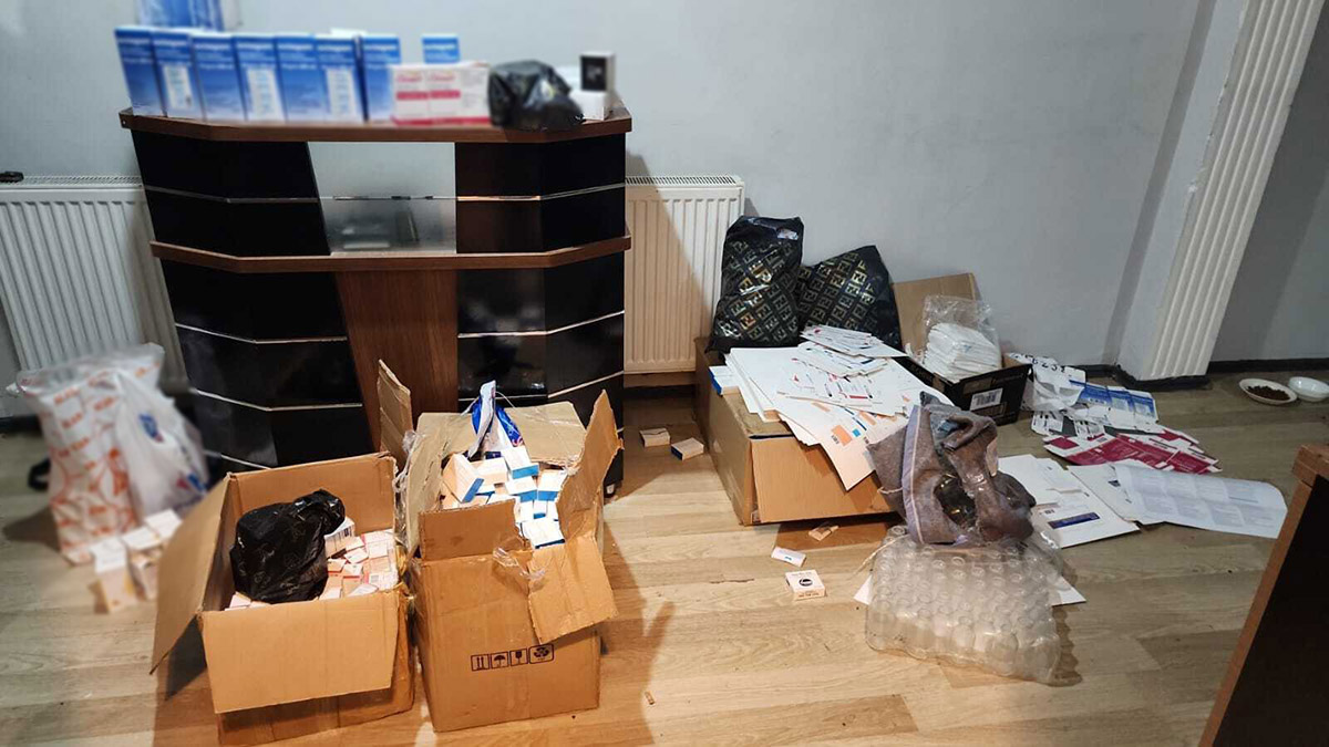 İstanbul'da sahte kanser ilacını piyasaya sürme hazırlığında olan bir gruba operasyon düzenledi. 3 ilçede eş zamanlı olarak yapılan operasyonda 4 şüpheli yakalandı.