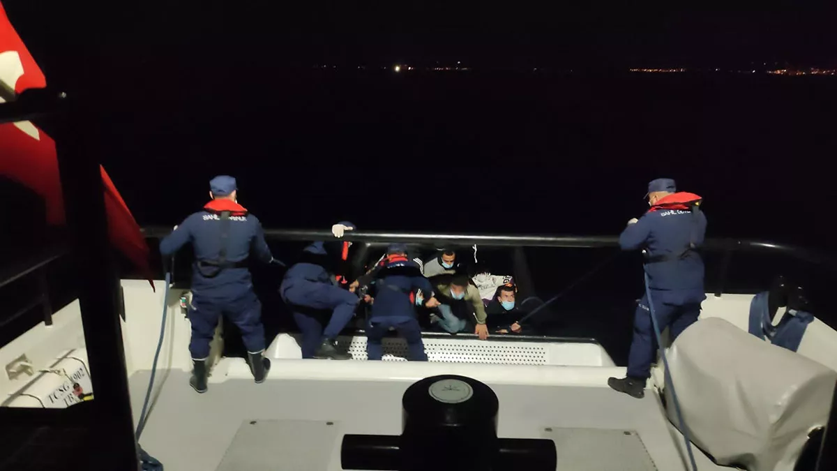 İzmir'de 155 kaçak göçmen ve 3 organizatör yakalandı