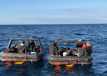 İzmir'de 155 kaçak göçmen ve 3 organizatör yakalandı
