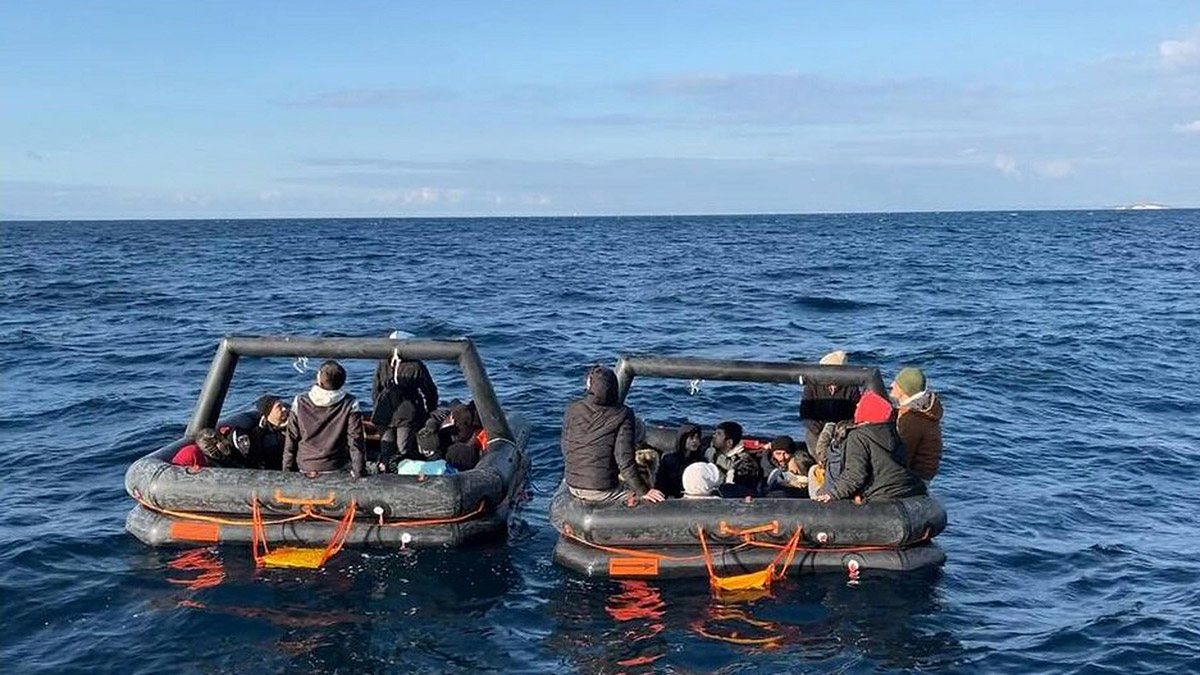 İzmir'de 155 kaçak göçmen ve 3 organizatör yakalandı