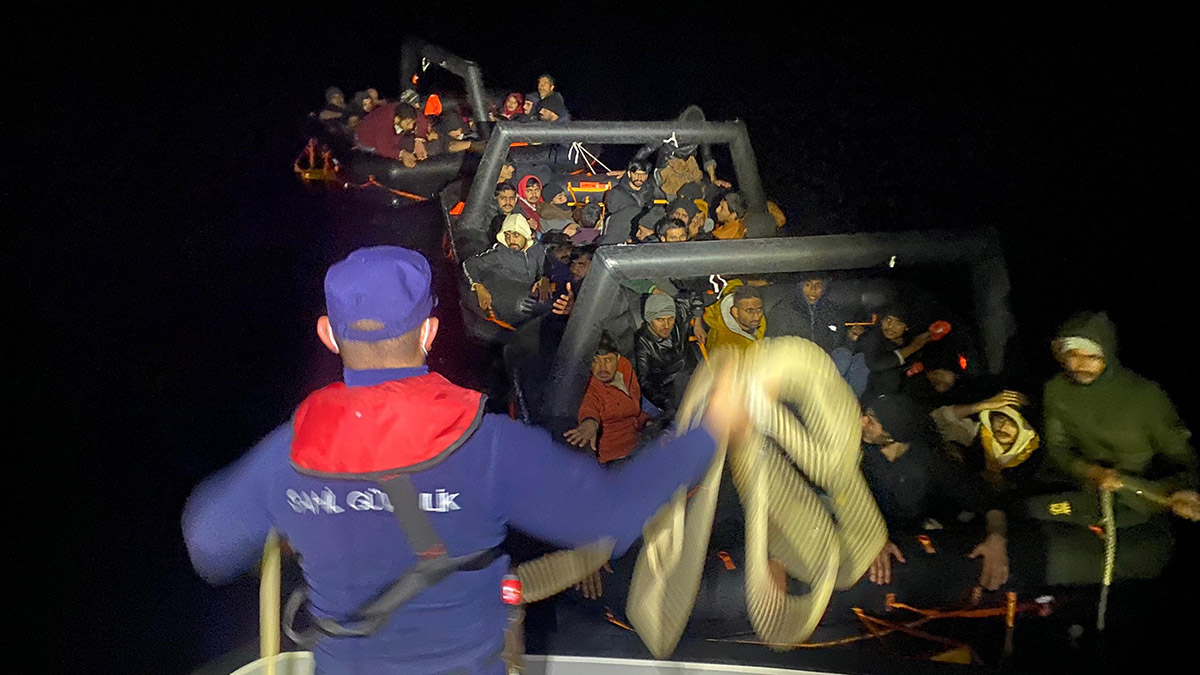 Türk kara sularına geri itilen 182 kaçak göçmen kurtarıldı