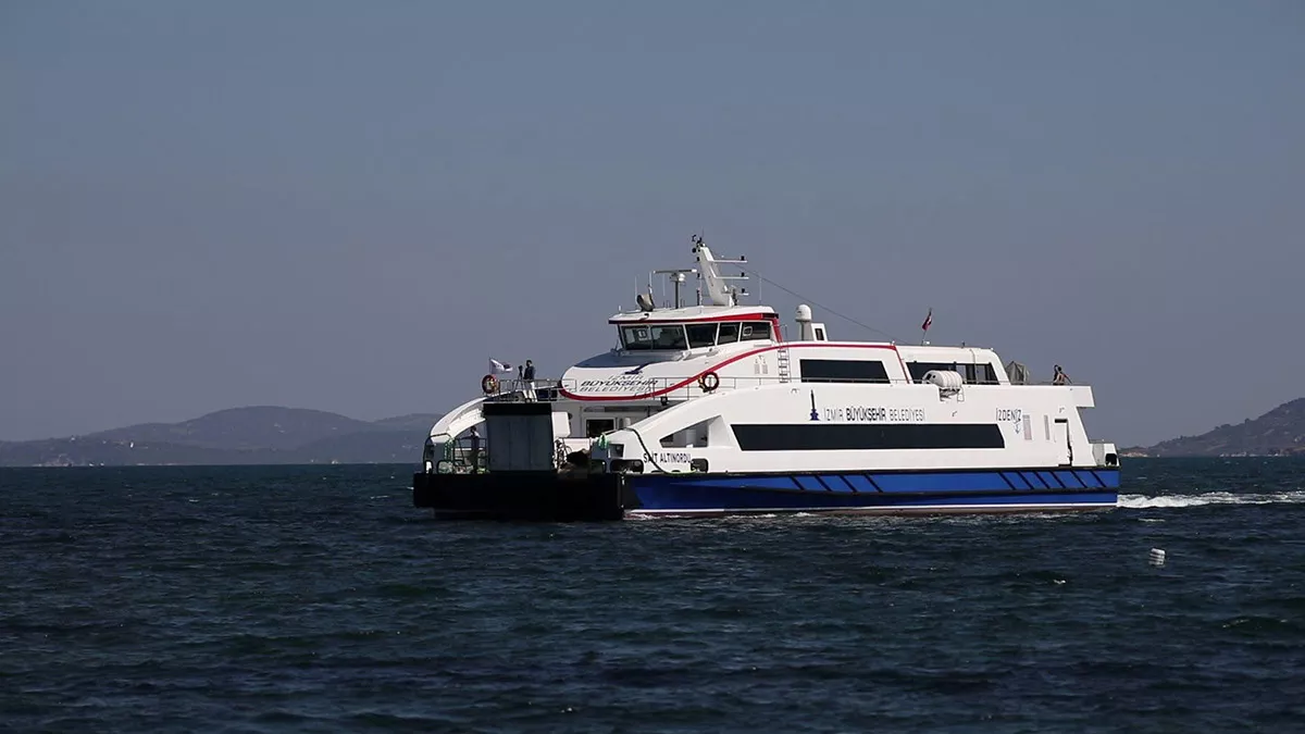 İzmir'de vapur seferleri geçici süreyle durduruldu