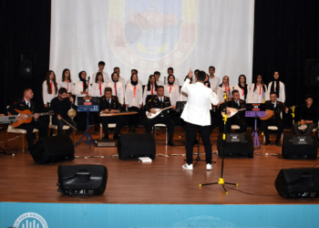 jandarma ve öğrencilerden oluşan korodan konser
