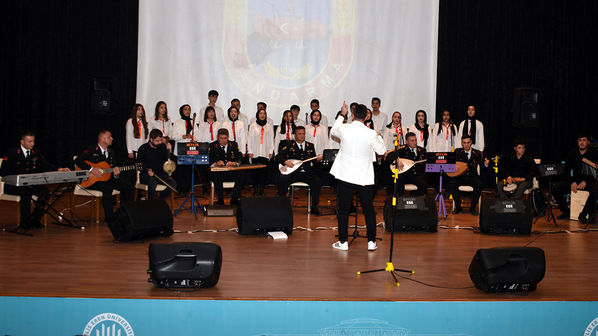 jandarma ve öğrencilerden oluşan korodan konser
