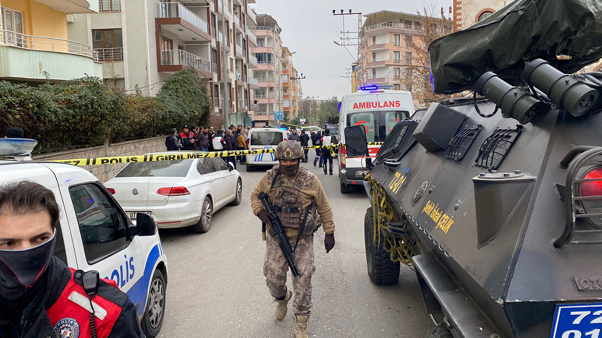 Kaçak elektrik kontrolüne gelen 3 çalışanı rehin aldı