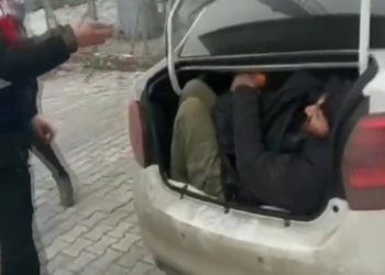 5 kişilik otomobilden 14 kaçak göçmen çıktı
