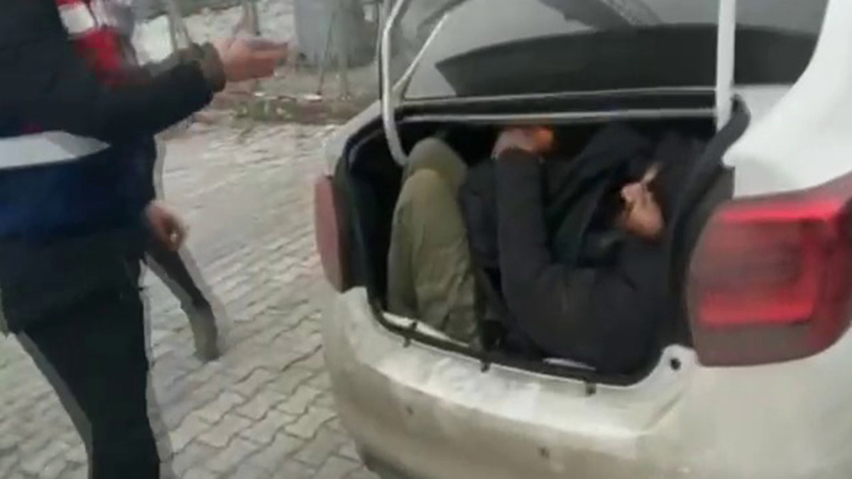 5 kişilik otomobilden 14 kaçak göçmen çıktı