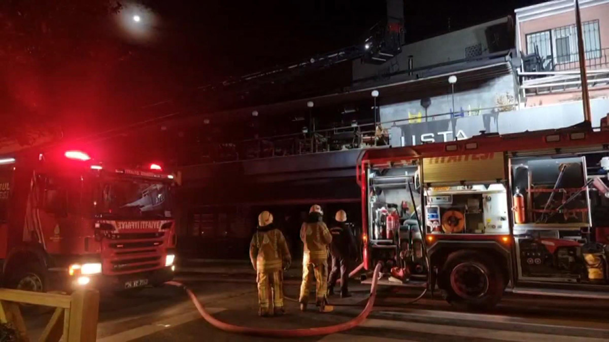 Kadıköy'de kafenin çatısında yangın