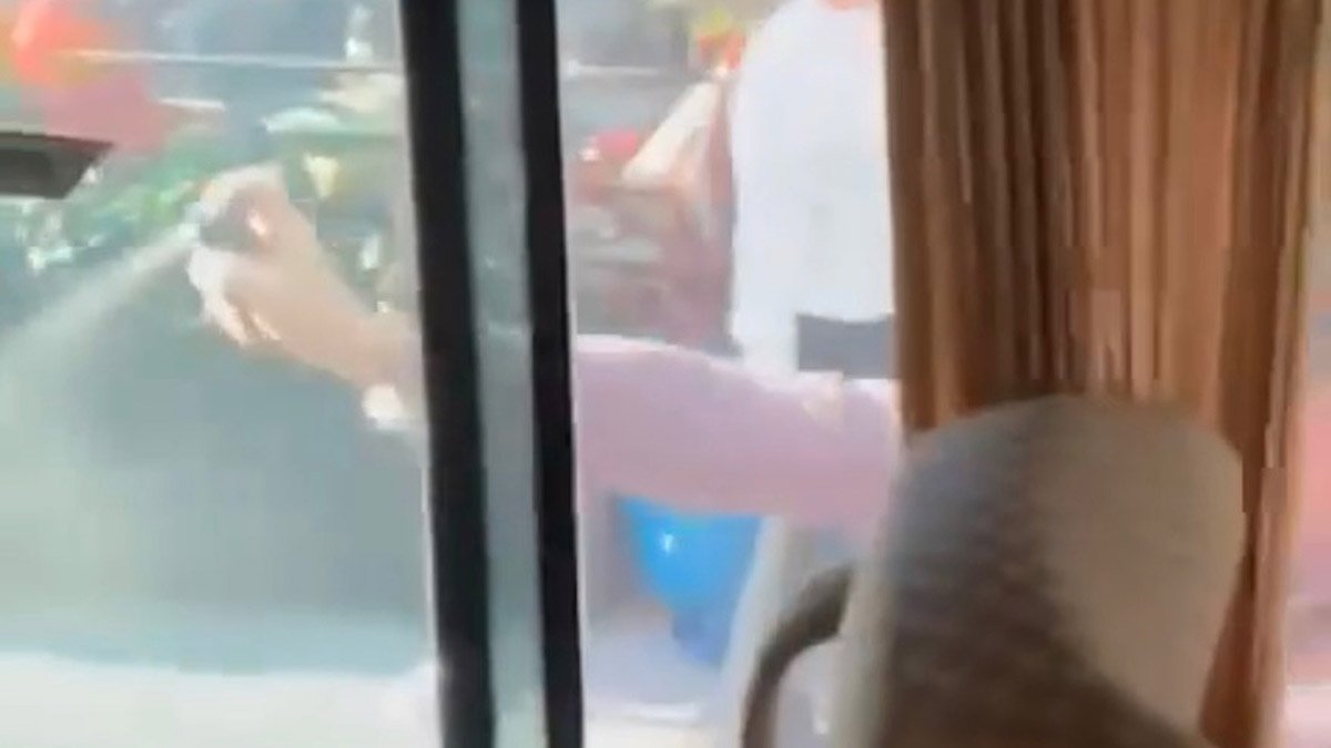 Okul servisi şoförü ile motosikletli kavgası çocukları korkuttu