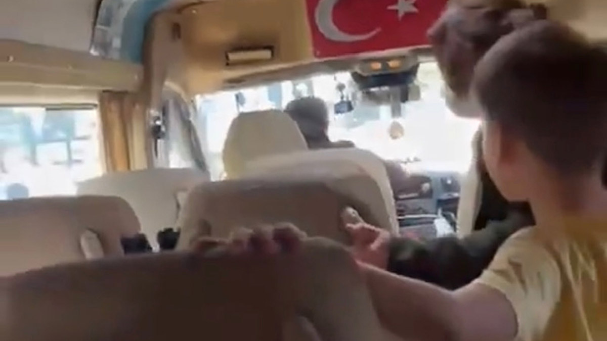 Okul servisi şoförü ile motosikletli kavgası çocukları korkuttu