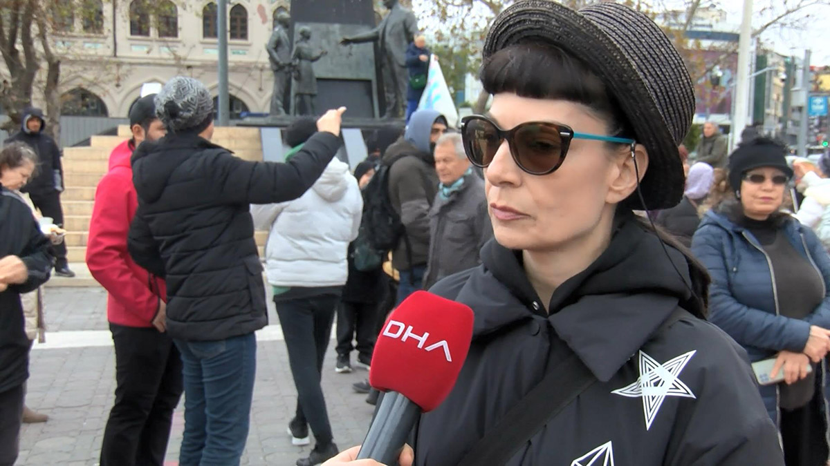 Kadıköy'de hayvana şiddet ve barınakların durumuna tepki gösteren hayvanseverler eylem gerçekleştirdi.