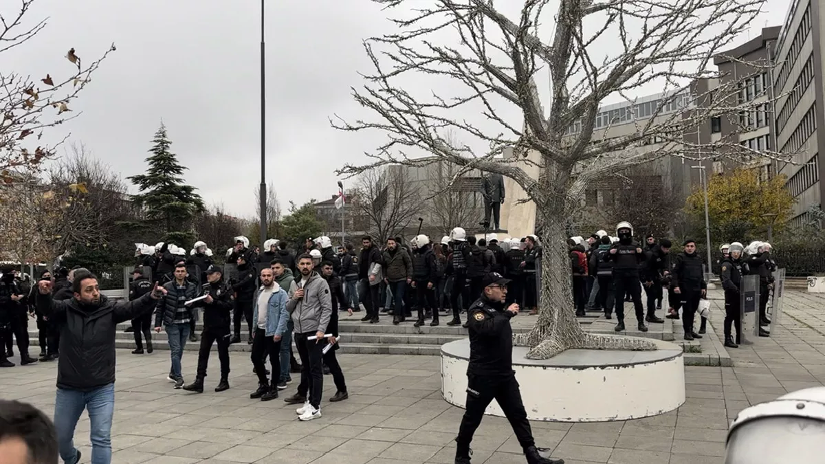 Polisin hdp i̇stanbul i̇l eş başkanı ferhat encü'ye tokat atmasına tepkiler yükseldi.