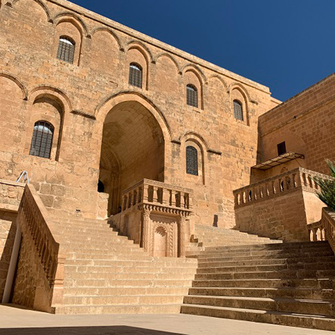 Kadim uygarlıkların beşiği Mardin, önünde uçsuz bucaksız uzanan Mezopotamya ovasına bakan, başı göklere değen zarif ve etkileyici bir taş şehir olarak görenleri kendine hayran bırakıyor.