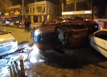 6 otomobile çarpan kamyonet sürücüsü kaçtı