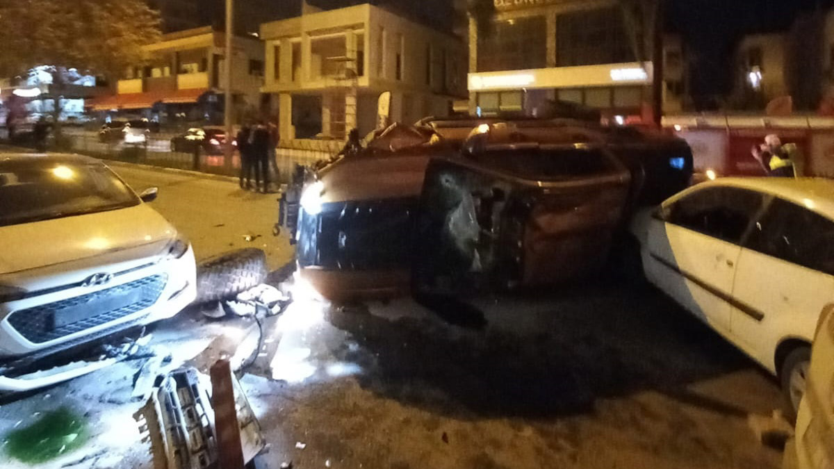 6 otomobile çarpan kamyonet sürücüsü kaçtı