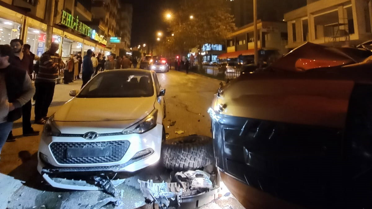 6 otomobile çarpan kamyonet sürücüsü kaçtı