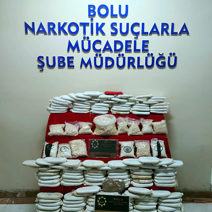 Pul biber ve isot paketlerine gizlenmiş uyuşturucu ele geçirildi