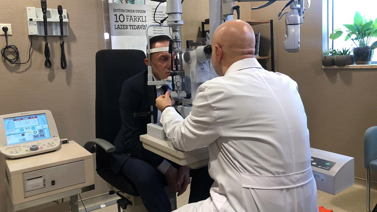 Göz Hastalıkları Uzmanı Dr. Hakan Özkan, "Kataraktın gözlükle ya da ilaçla herhangi bir çözümü yoktur. Eskiden katarakt ameliyatları dikişli yöntemlerle yapılıyordu. Fakat son teknoloji ile artık lazerle katarakt ameliyatı yapıyoruz" dedi.