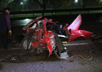Bursa'da kaza; Otomobil ikiye bölündü