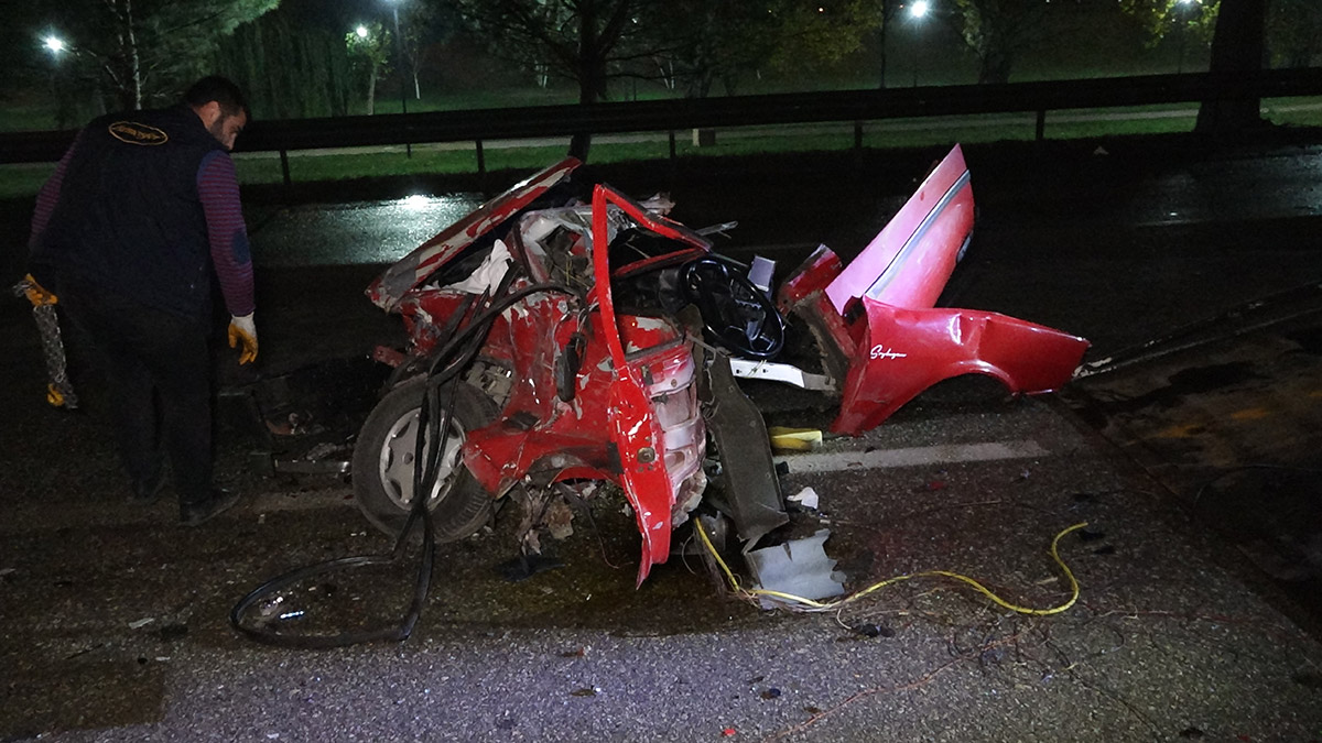 Bursa'da kaza; Otomobil ikiye bölündü