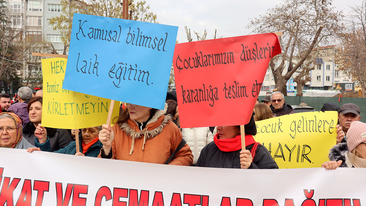 Edirne’nin Keşan ilçesinde çocuk istismarına karşı yürüyüş ve basın açıklaması düzenlendi.