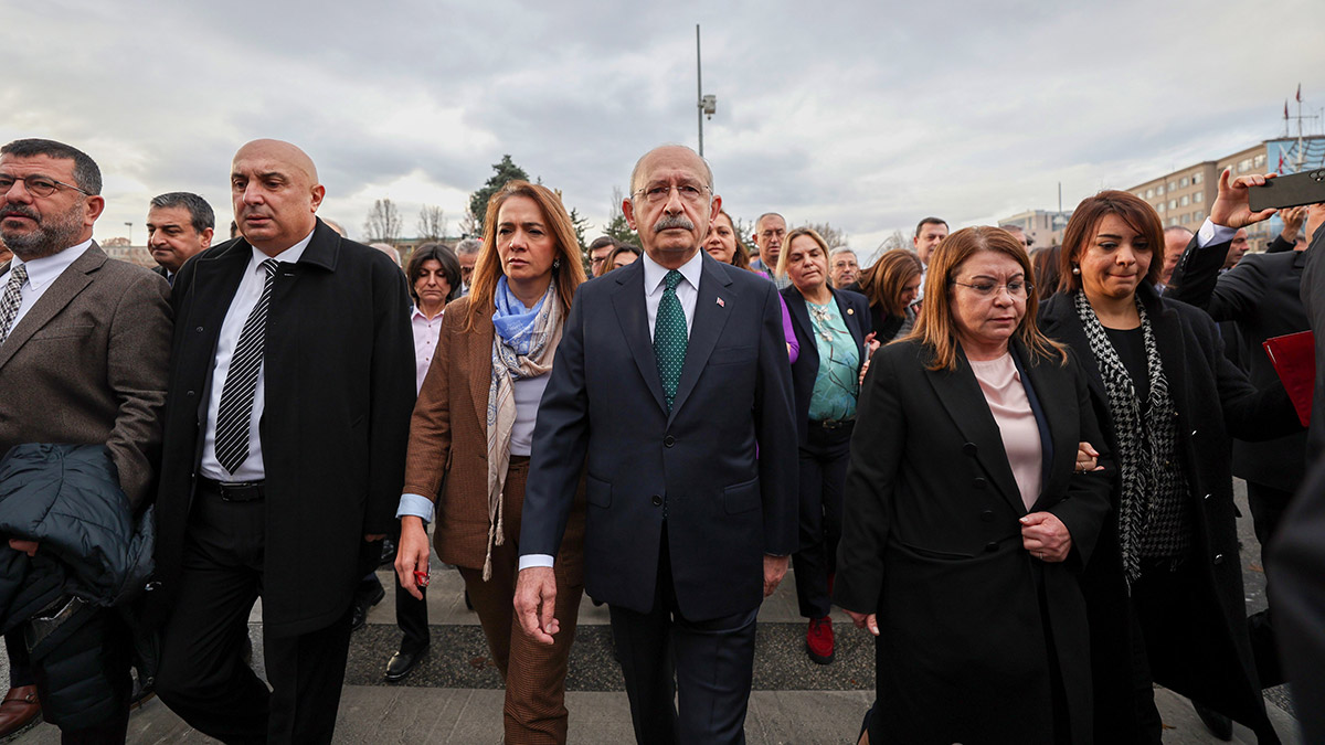 CHP Adalet Bakanlığı'na yürüyor... CHP Genel Başkanı Kemal Kılıçdaroğlu ve ana muhalefet partisi vekilleri, Adalet Bakanlığı'na yürüyor.