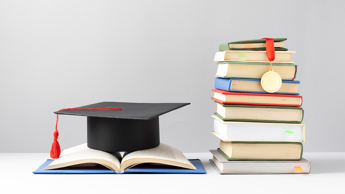 Son yıllarda ülkemizdeki aydın insanların azlığı hakkında biraz şikayetçi olduğumu dile getirmek istiyorum. Hem kültürel hem de bilimsel alanlarda kendini geliştirmiş bu bilgi birikimi halka aktarabilecek insan sayısı gün geçtikçe azalıyor. 