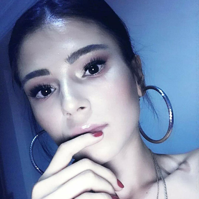 İzmir'de, kızı Zeynep Vural'ı boğarak öldürdüğü suçlamasıyla tutuklu yargılanan Ayşe Vural'a (59) 'tahrik' ve 'iyi hal' indirimleri uygulanarak 18 yıl 4 ay hapis cezası verildi. Tutuksuz baba Saffet Vural (70) ve oğlu Ömer Vural'ın (25) beraatine hükmedildi.