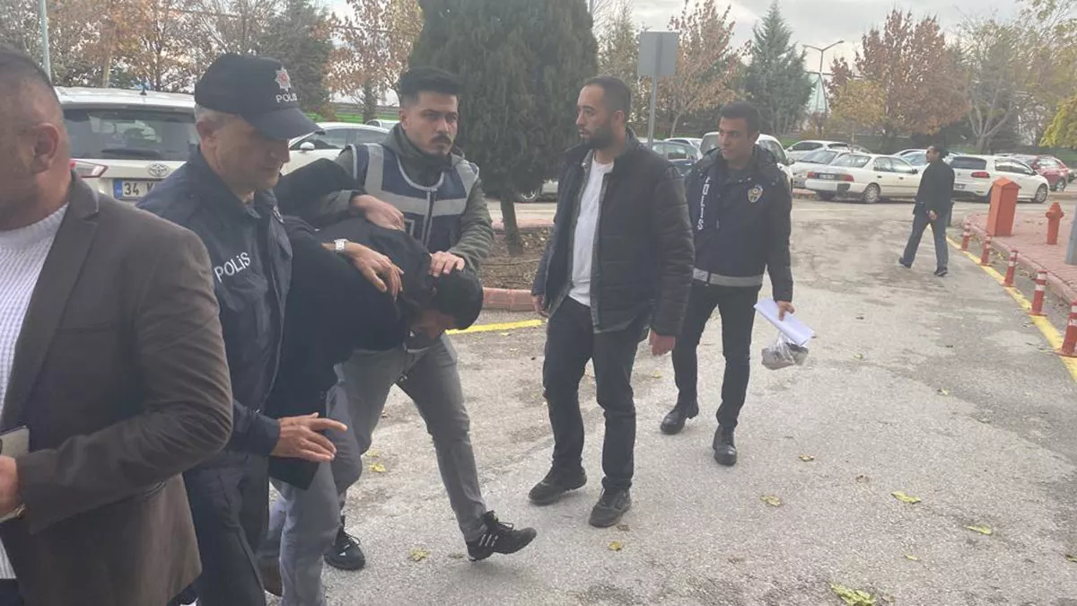 Konya büyükşehir belediyesi’ne ait hayvan rehabilitasyon merkezi’nde, kürekle köpeğe vurarak öldüren sağlık teknisyeni murat bacak (27) ile hayvanı sürükleyerek götüren sefa çakmak (28) hakkında, 'bir ev hayvanı veya evcil hayvanı kasten öldürme' suçundan 6’şar yıla kadar hapis cezası istendi.