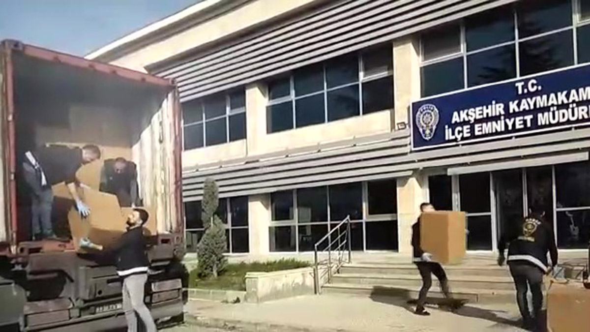 Polisin durdurduğu TIR'da 4 milyon kaçak sigara ele geçirildi