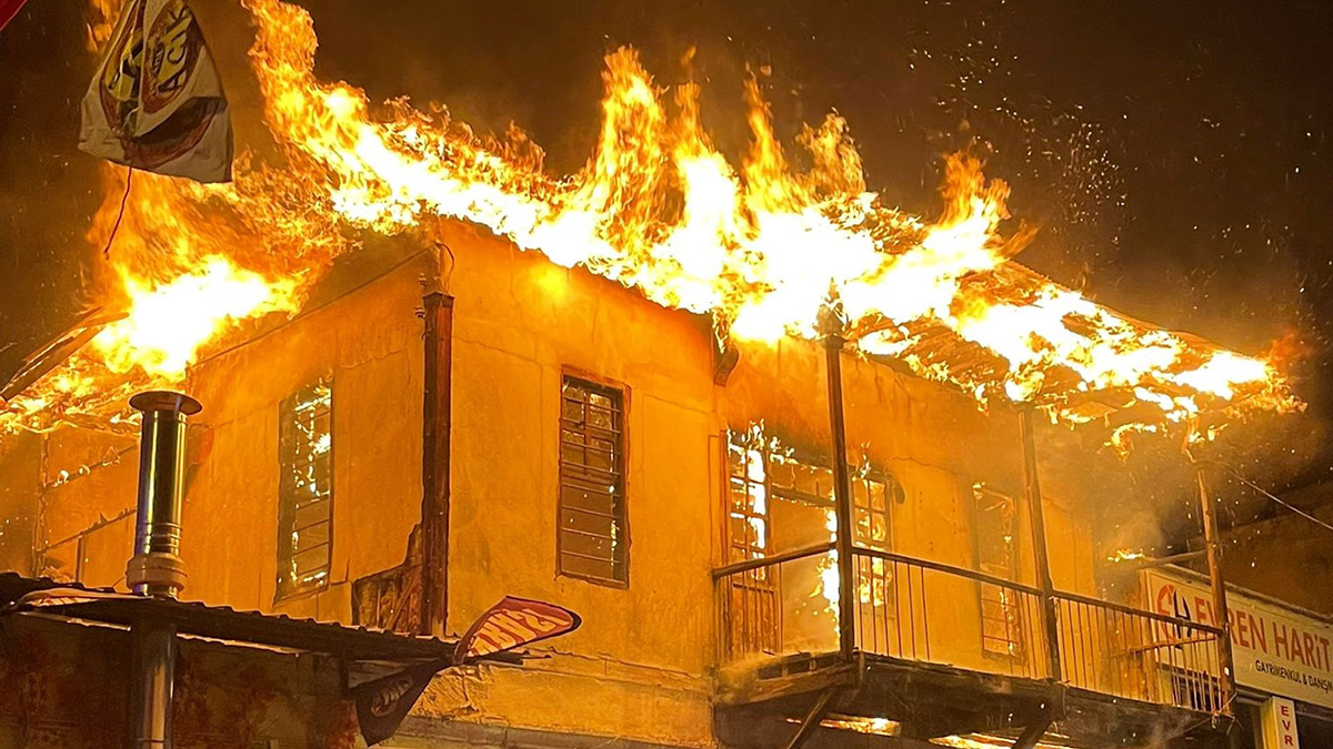 Kozan'da iki katlı binada yangın