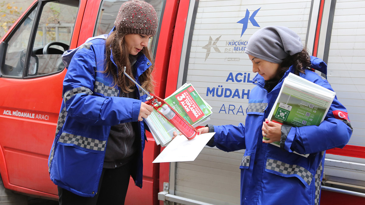 21 mahalleye alternatif acil toplanma alanı etiketi afişi asıldı