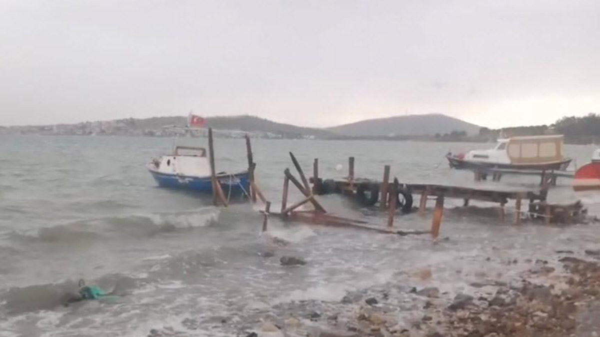Edremit Körfezi'nde lodos fırtınası