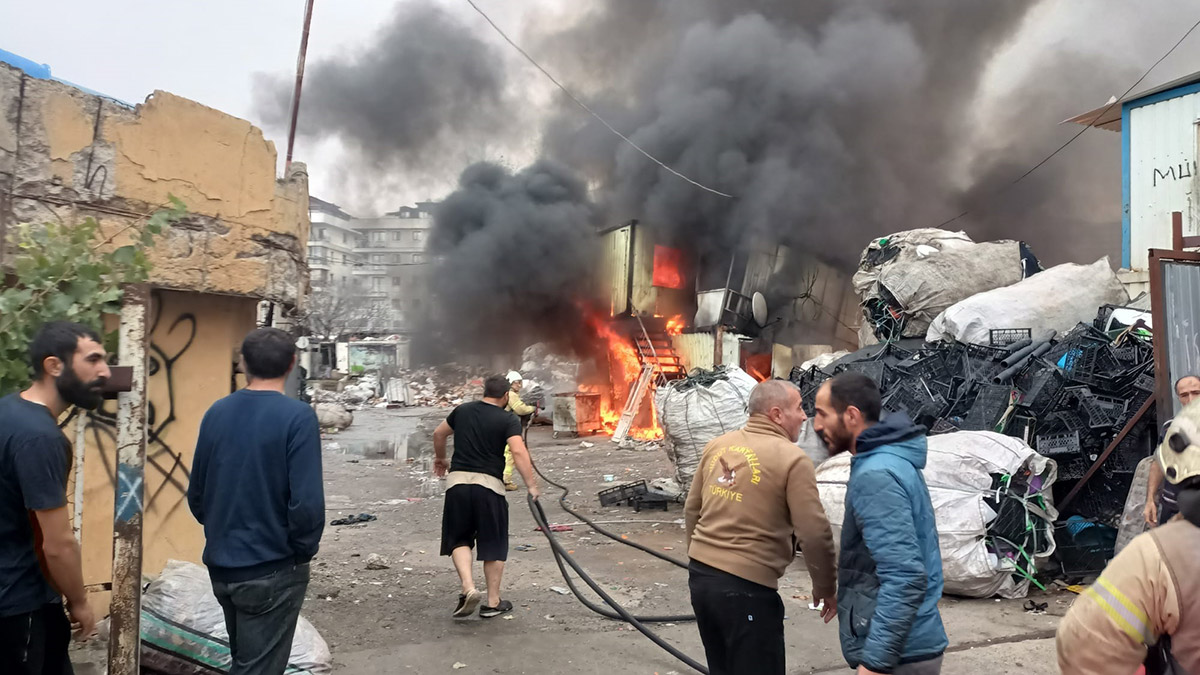 Maltepe'de geri dönüşüm tesisinde yangın