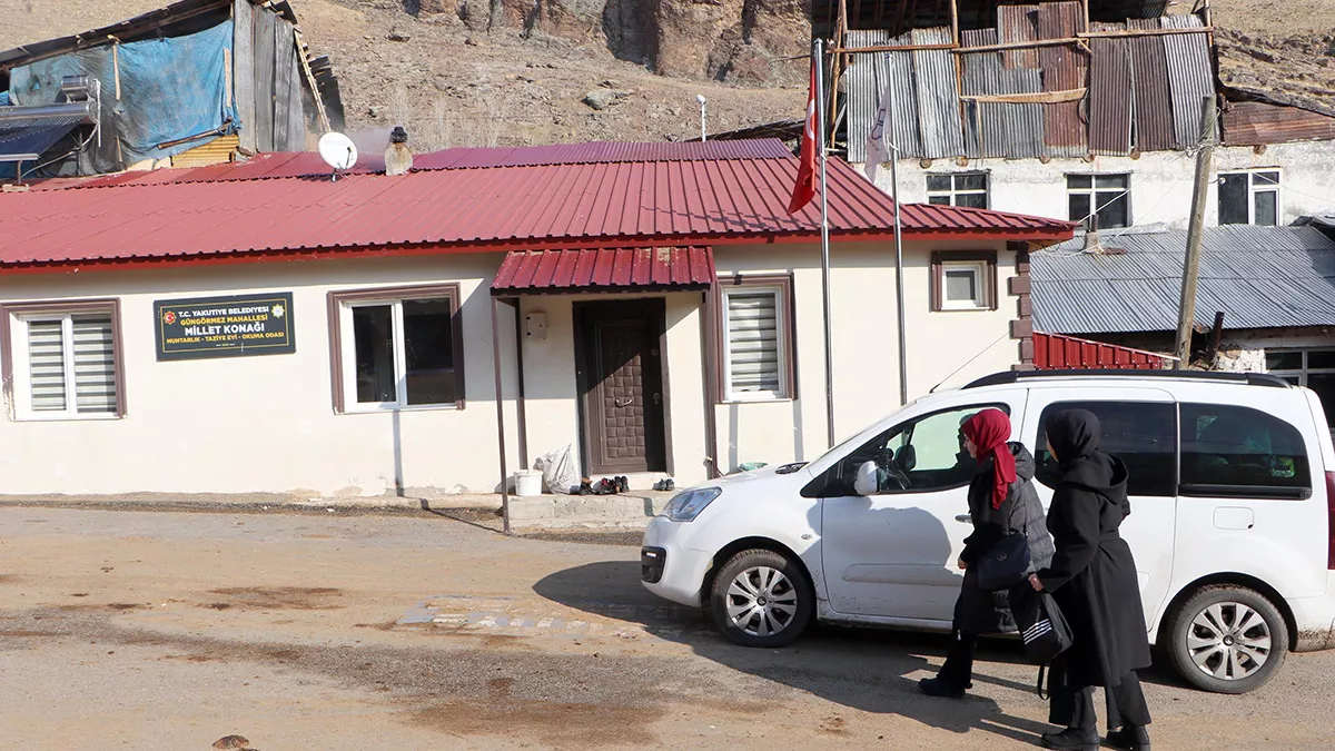 Erzurum i̇l milli eğitim müdürlüğü'nün 6 ilçede uyguladığı 'gezici anaokulu'nda görevli 15 öğretmen, öğrenci sayısının yetersizliği nedeniyle okulların kapatıldığı mahalleleri dolaşıp, haftanın belirli günlerinde taşımalı eğitim kapsamında olmayan 220 okul öncesi dönem öğrencisine eğitim veriyor.