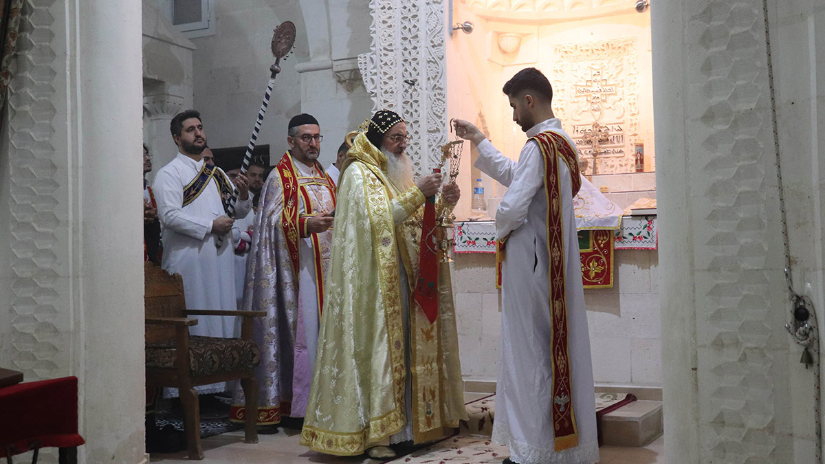 Mardin’in midyat ilçesindeki süryaniler, hristiyanların ilk dini bayramı olan ve hazreti i̇sa’nın doğuşunu simgeleyen doğuş bayramını kutladı.