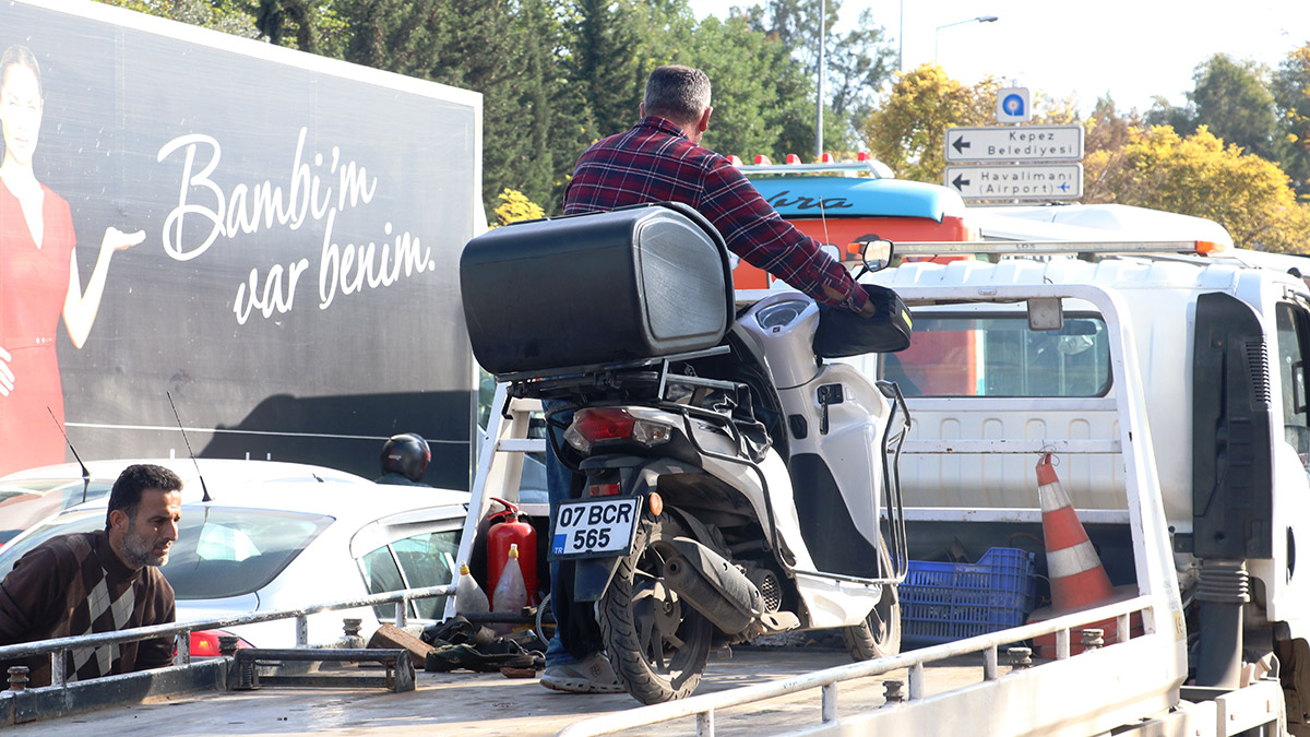 Trafik uygulamasında durdurulan motokurye polisleri darbetti