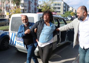 Trafik uygulamasında durdurulan motokurye polisleri darbetti