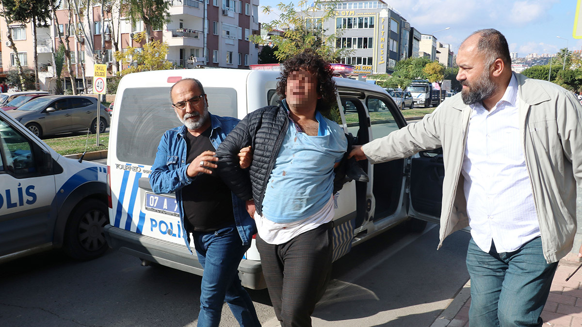 Trafik uygulamasında durdurulan motokurye polisleri darbetti