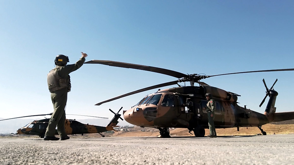 Helikopter pilotlarının operasyon görüntüleri paylaşıldı