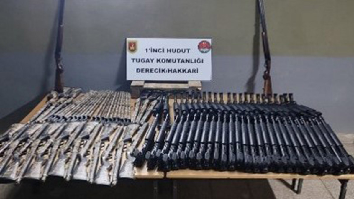 Hakkari sınır hattında silah ve mühimmat ele geçirildi