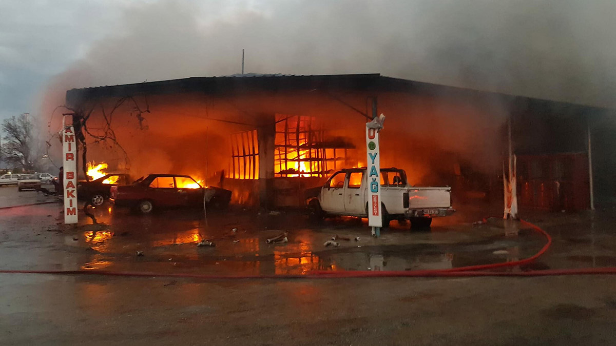 Muğla'da oto tamirhanesinde yangın