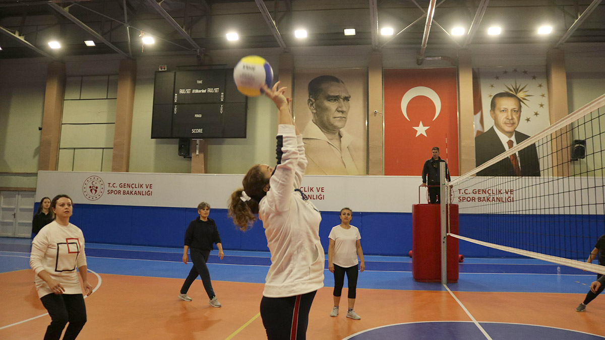 Voleybolla tanışan 48 kadın antrenman yaptı